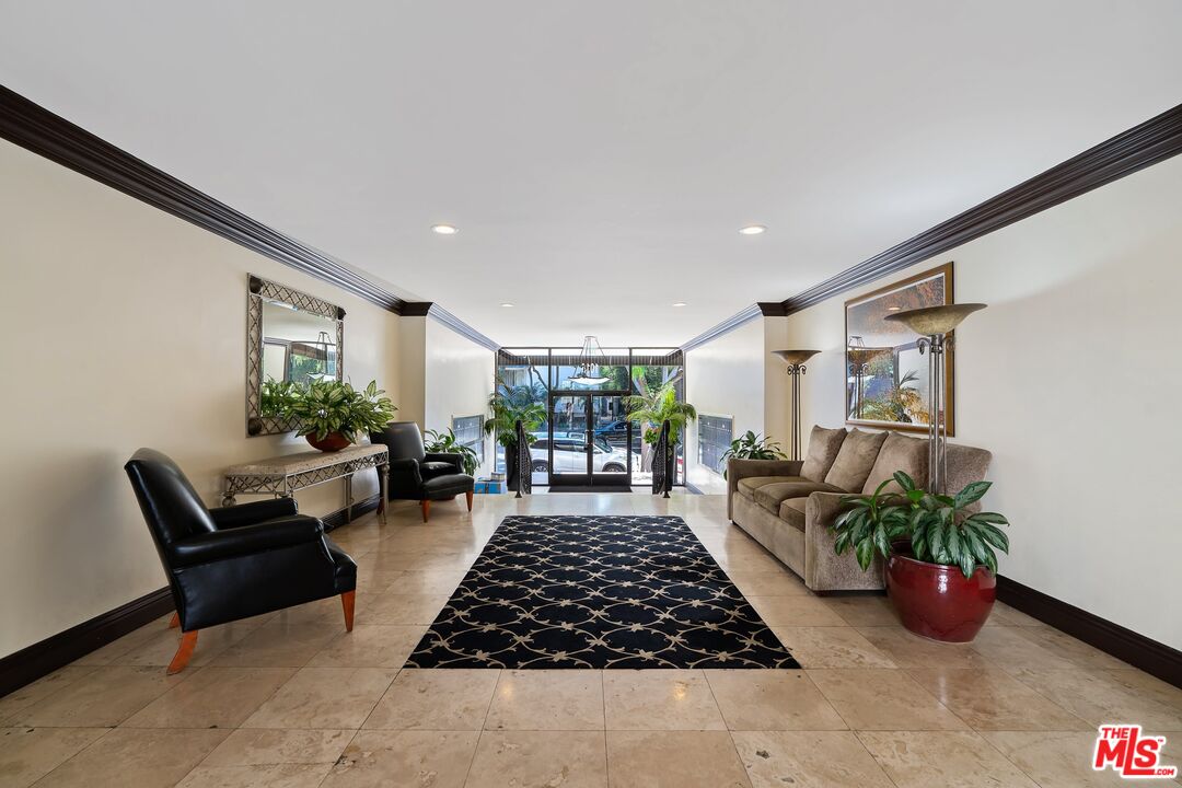 1015 N Kings Rd Unit: 110