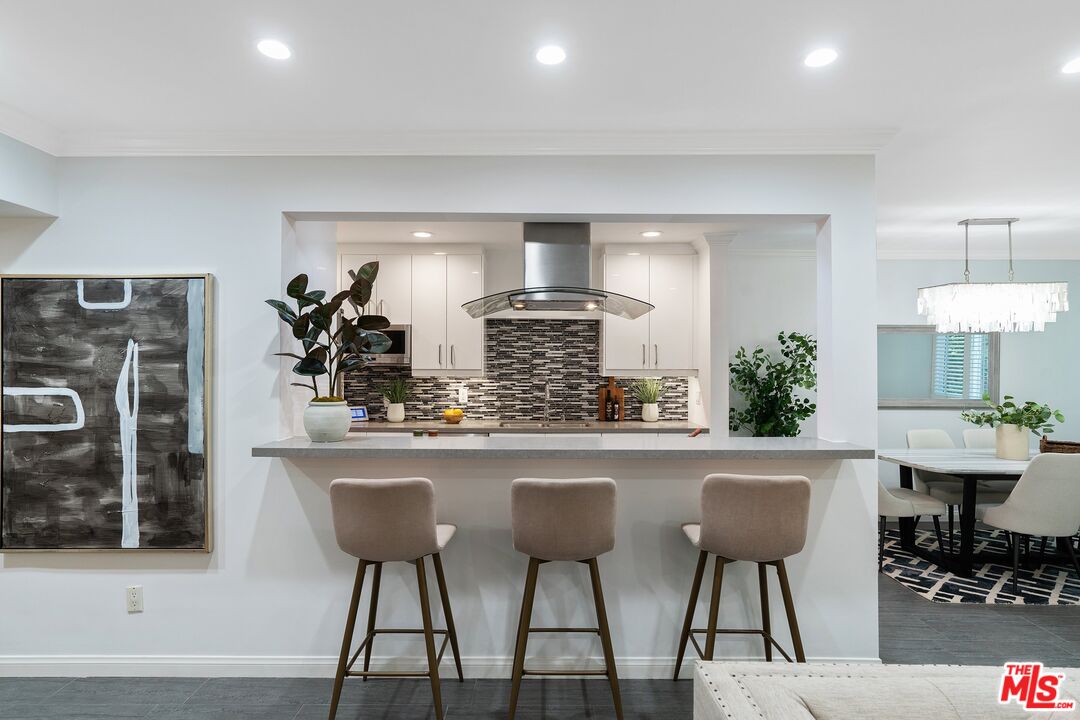 1015 N Kings Rd Unit: 110