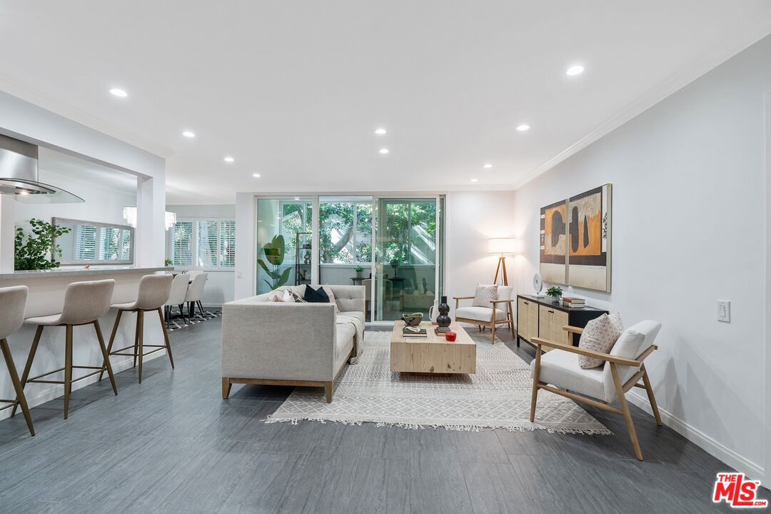 1015 N Kings Rd Unit: 110