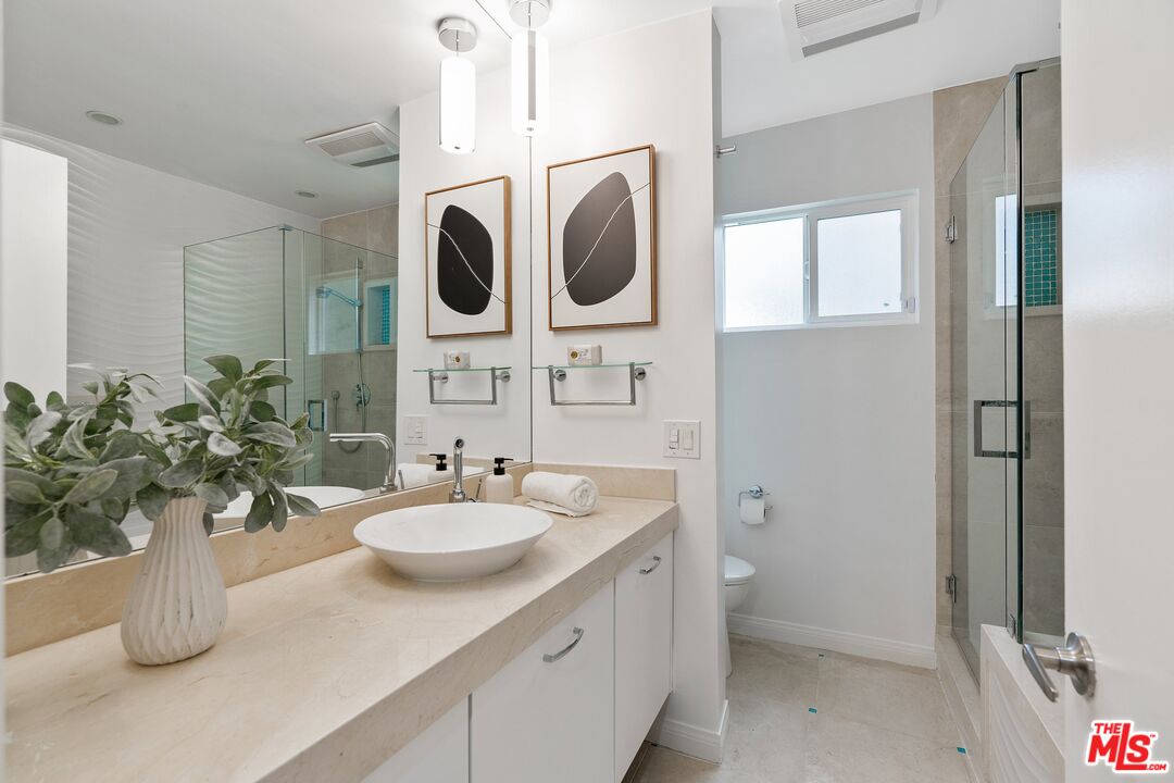 1015 N Kings Rd Unit: 110