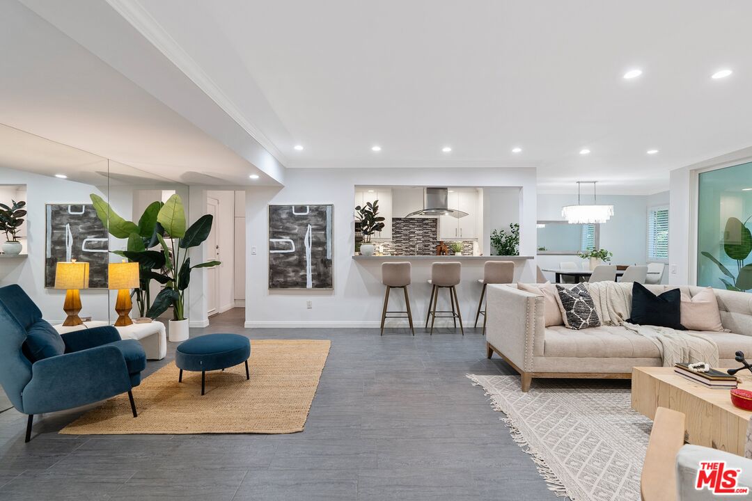 1015 N Kings Rd Unit: 110