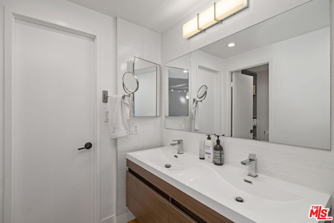 321 S San Vicente Blvd Unit: 408