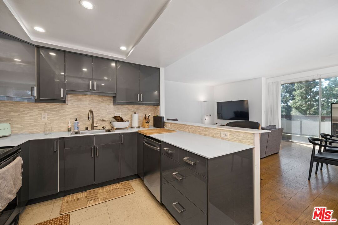 321 S San Vicente Blvd Unit: 408