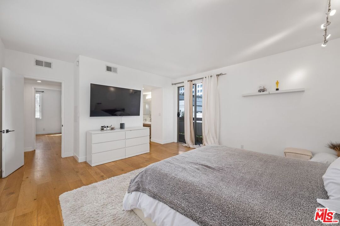 321 S San Vicente Blvd Unit: 408