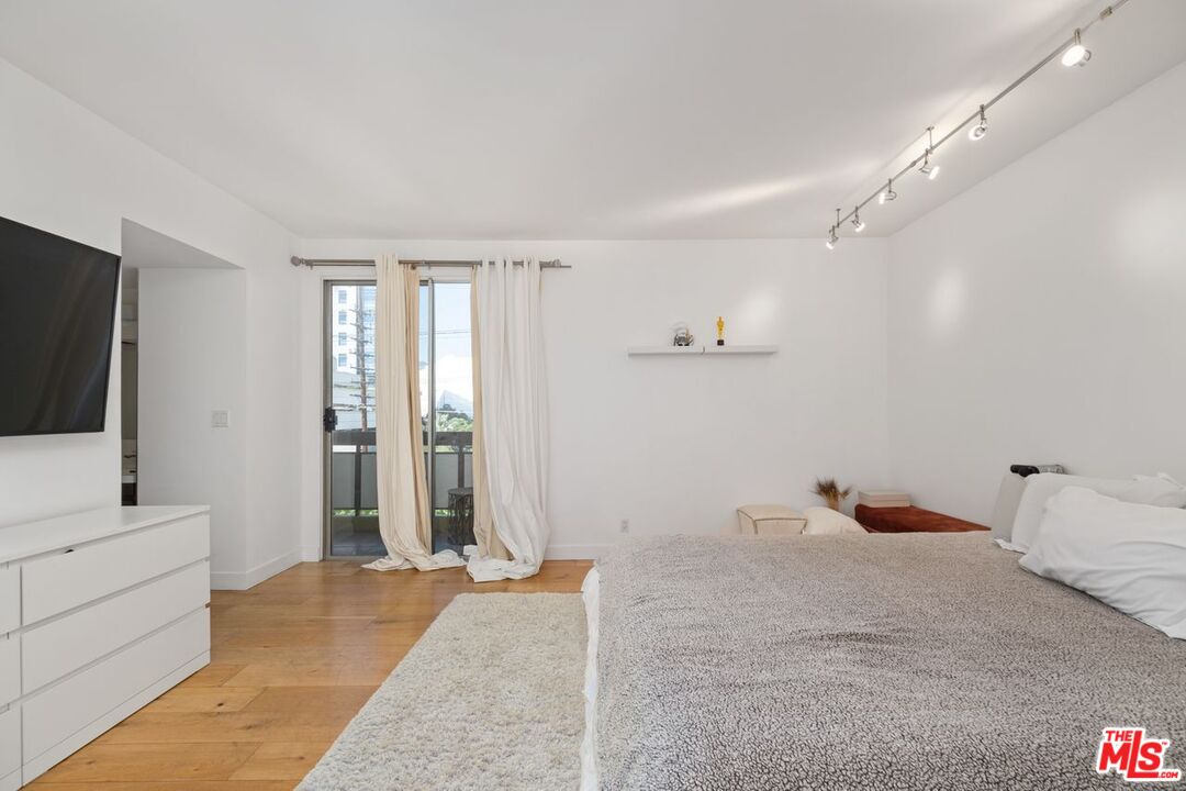 321 S San Vicente Blvd Unit: 408