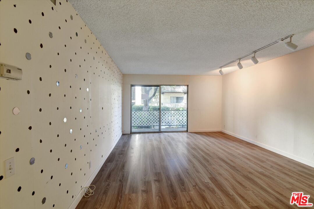 5460 White Oak Ave Unit: A109