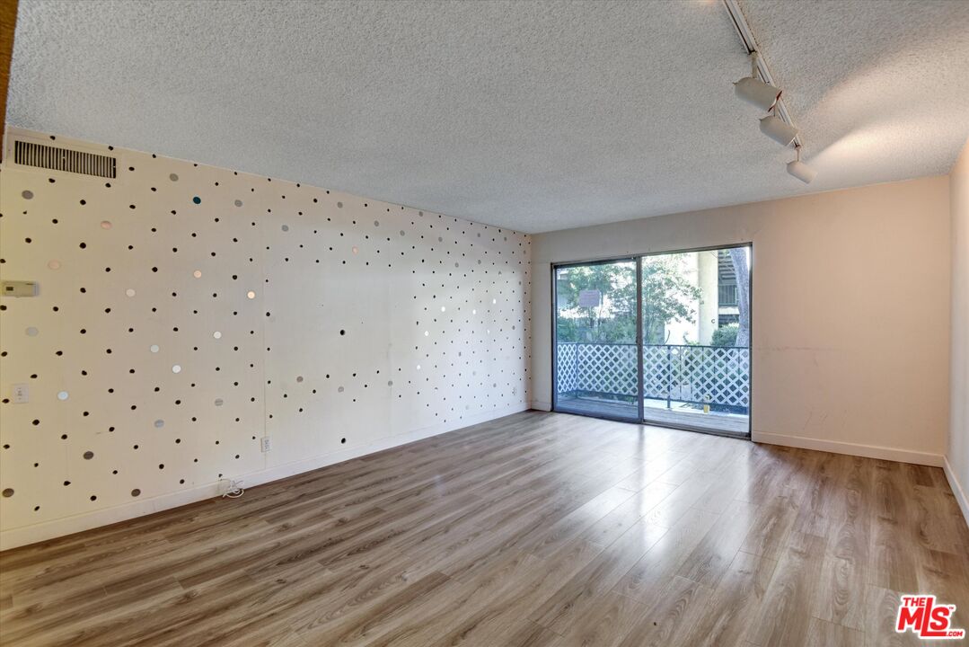 5460 White Oak Ave Unit: A109