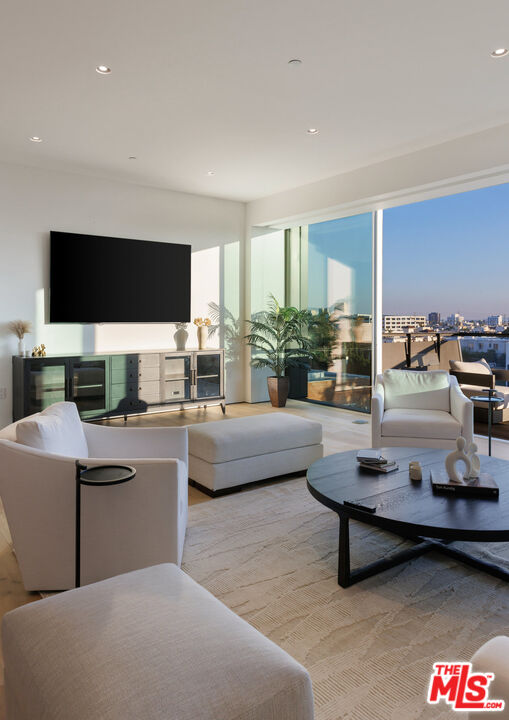 8899 Beverly Blvd Unit: 6G