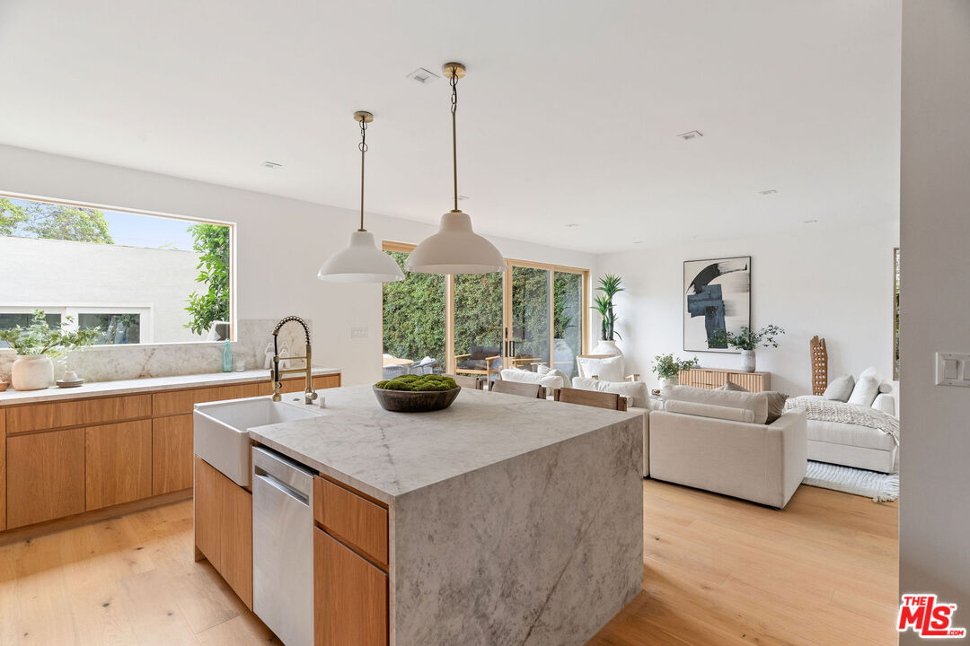 1706 S Carmelina Ave