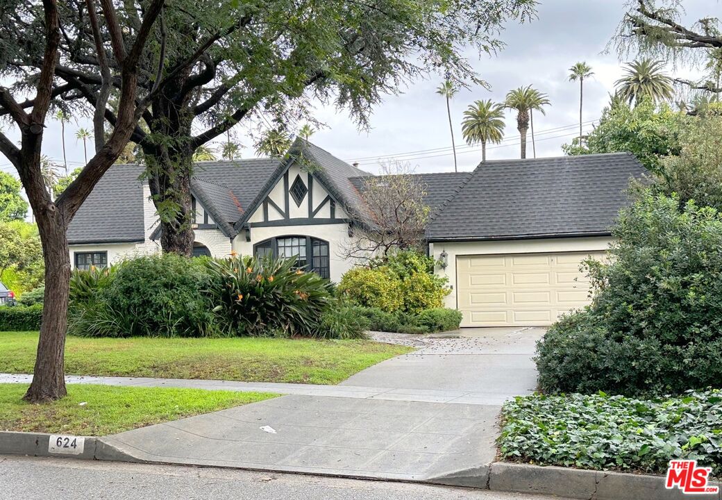 624 N Roxbury Dr