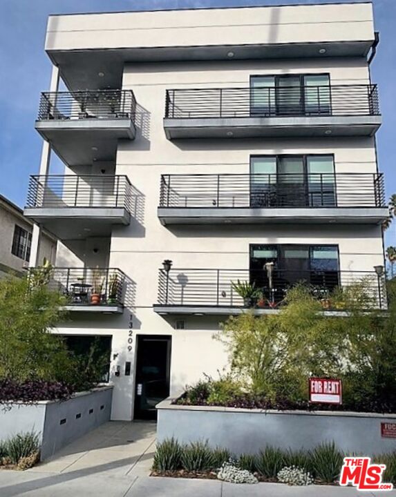 13209 Moorpark St Unit: 301