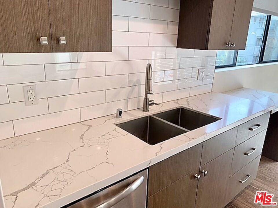 13209 Moorpark St Unit: 301