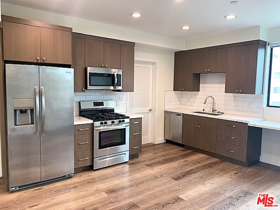 13209 Moorpark St Unit: 301