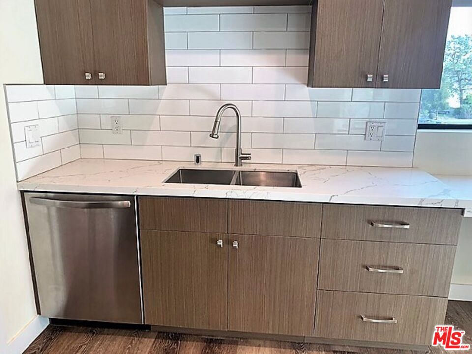 13209 Moorpark St Unit: 301