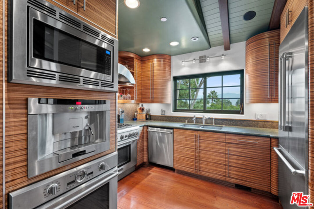 2316 Silver Ridge Ave