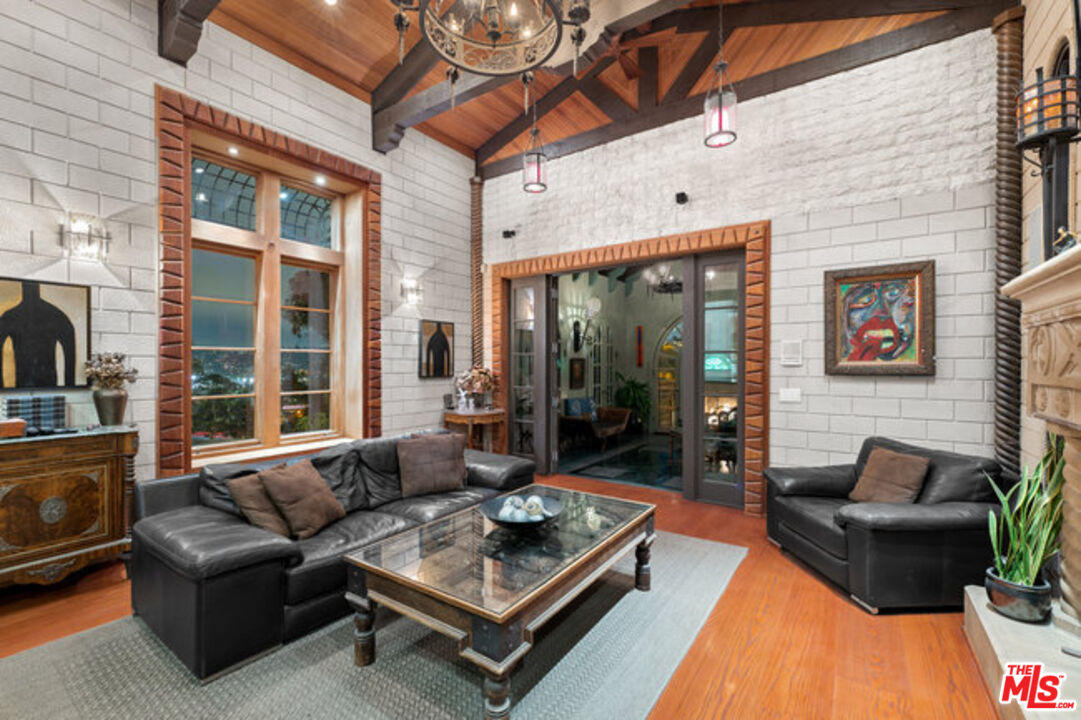 2316 Silver Ridge Ave