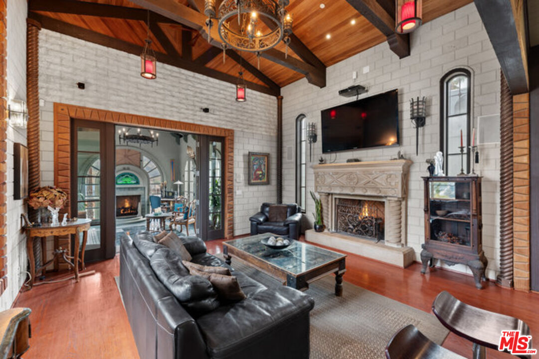 2316 Silver Ridge Ave