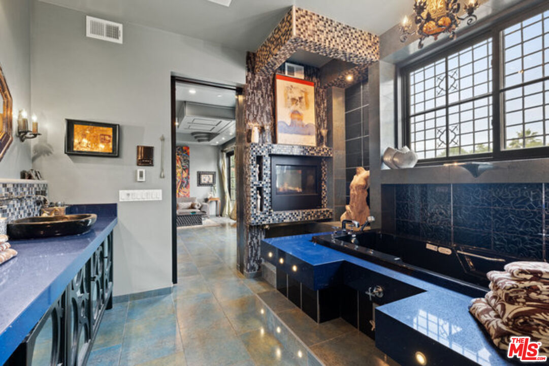 2316 Silver Ridge Ave