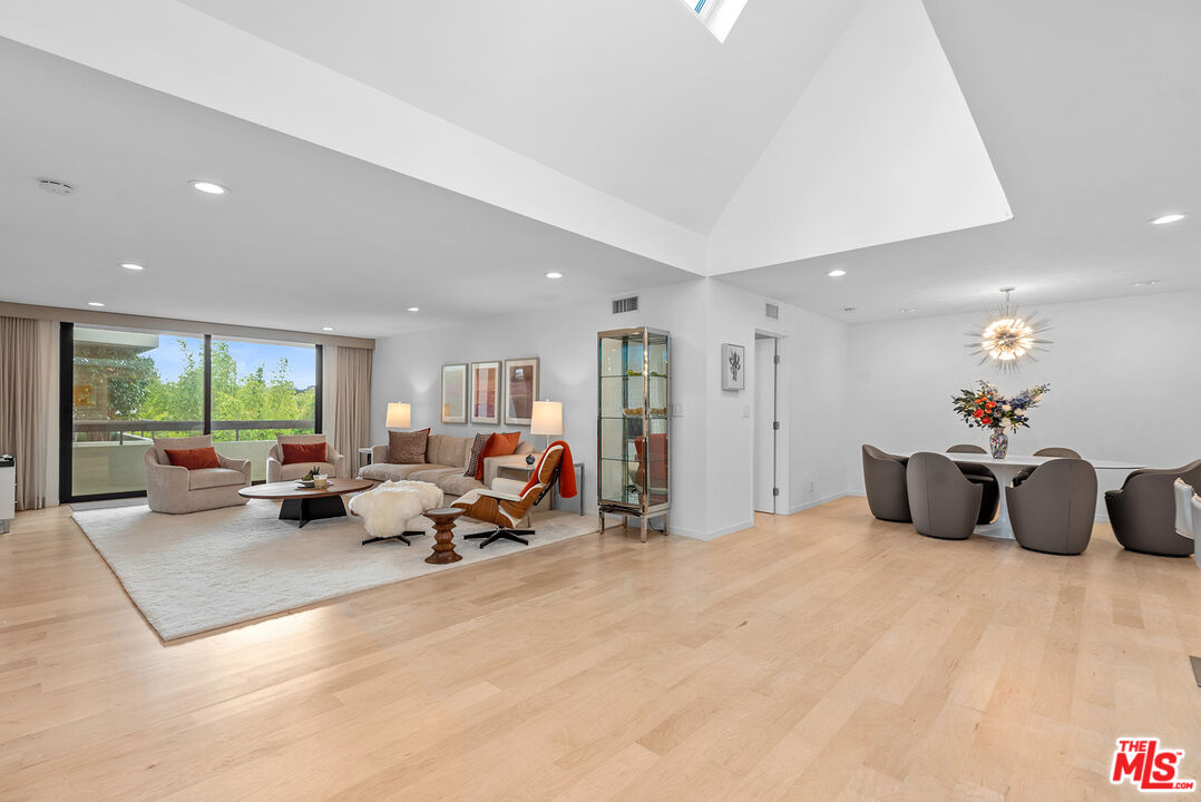 851 N Kings Rd Unit: 306