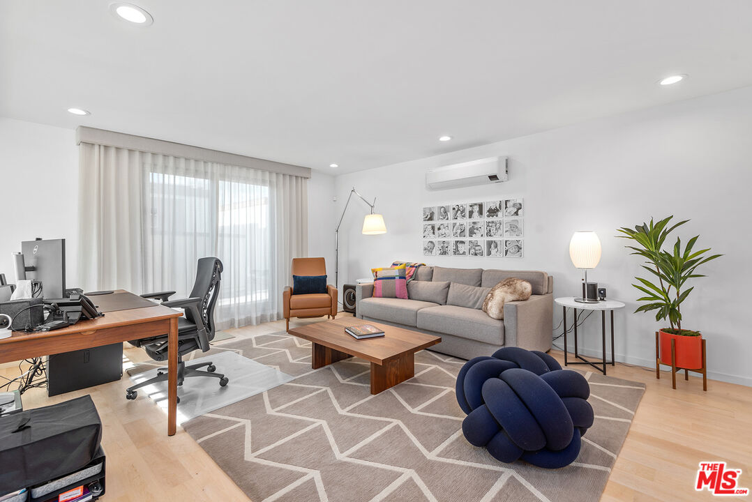 851 N Kings Rd Unit: 306