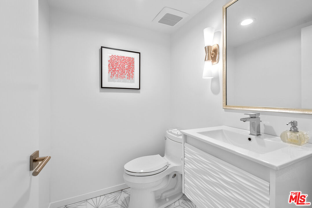 851 N Kings Rd Unit: 306