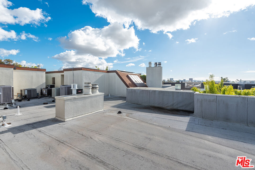 851 N Kings Rd Unit: 306