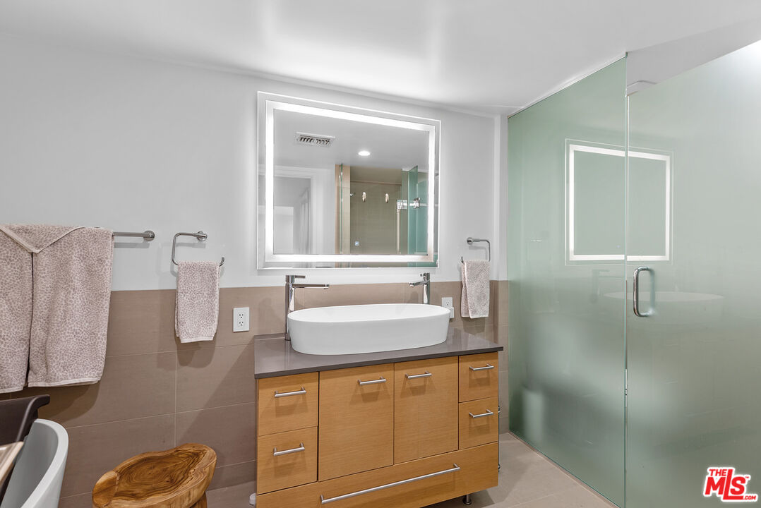 851 N Kings Rd Unit: 306