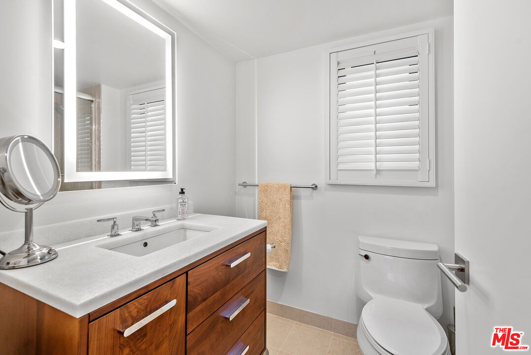 851 N Kings Rd Unit: 306