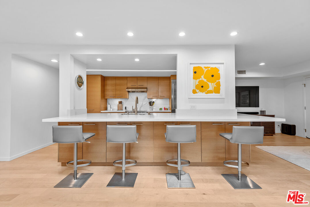 851 N Kings Rd Unit: 306