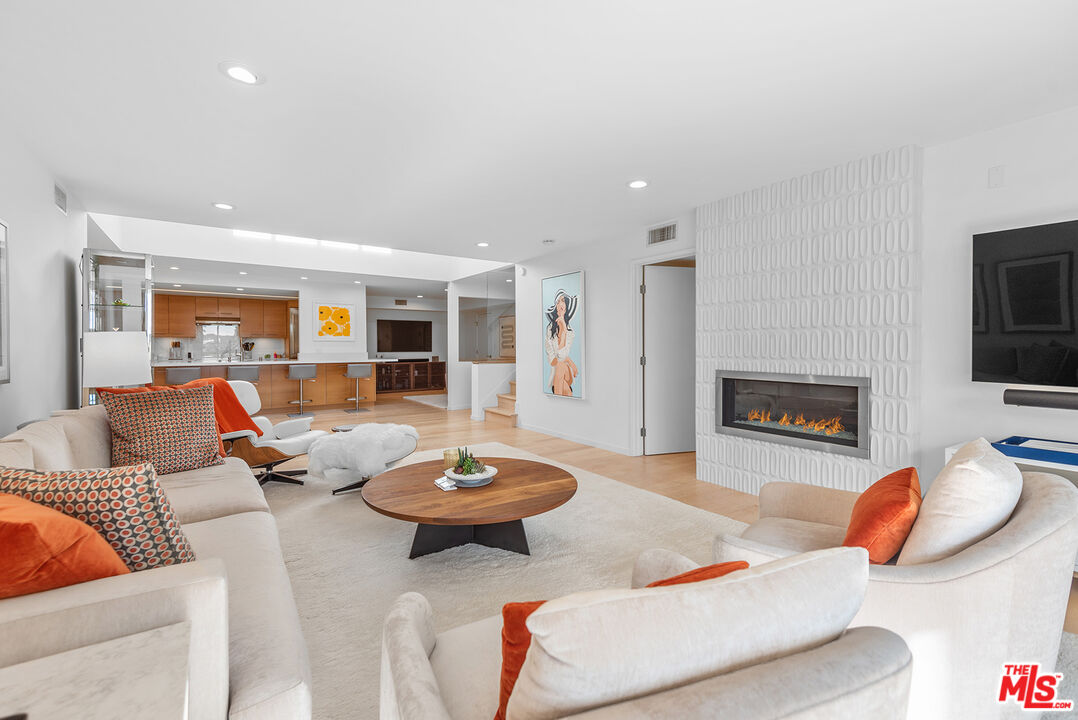 851 N Kings Rd Unit: 306