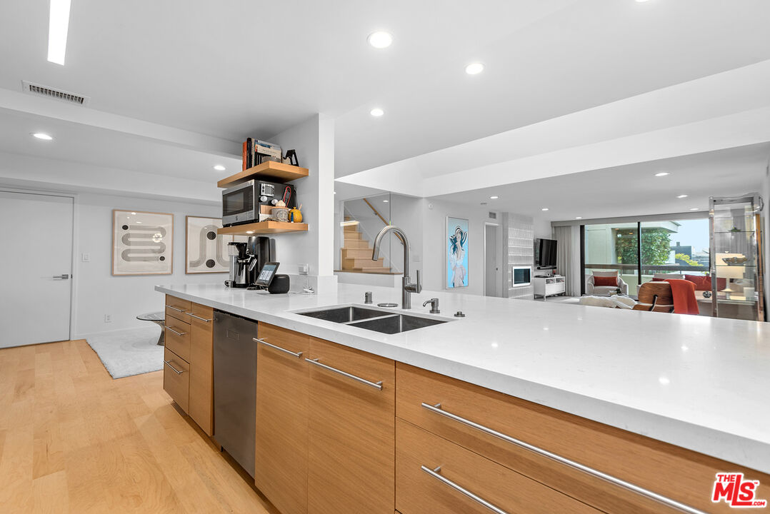 851 N Kings Rd Unit: 306