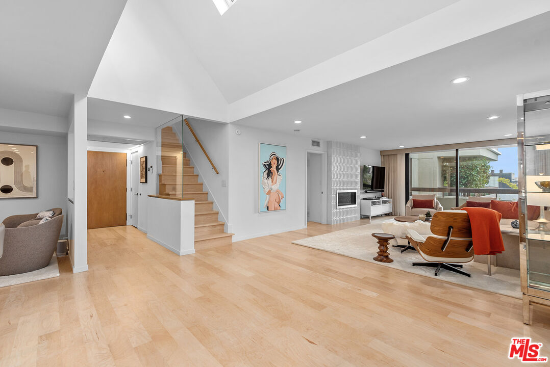 851 N Kings Rd Unit: 306