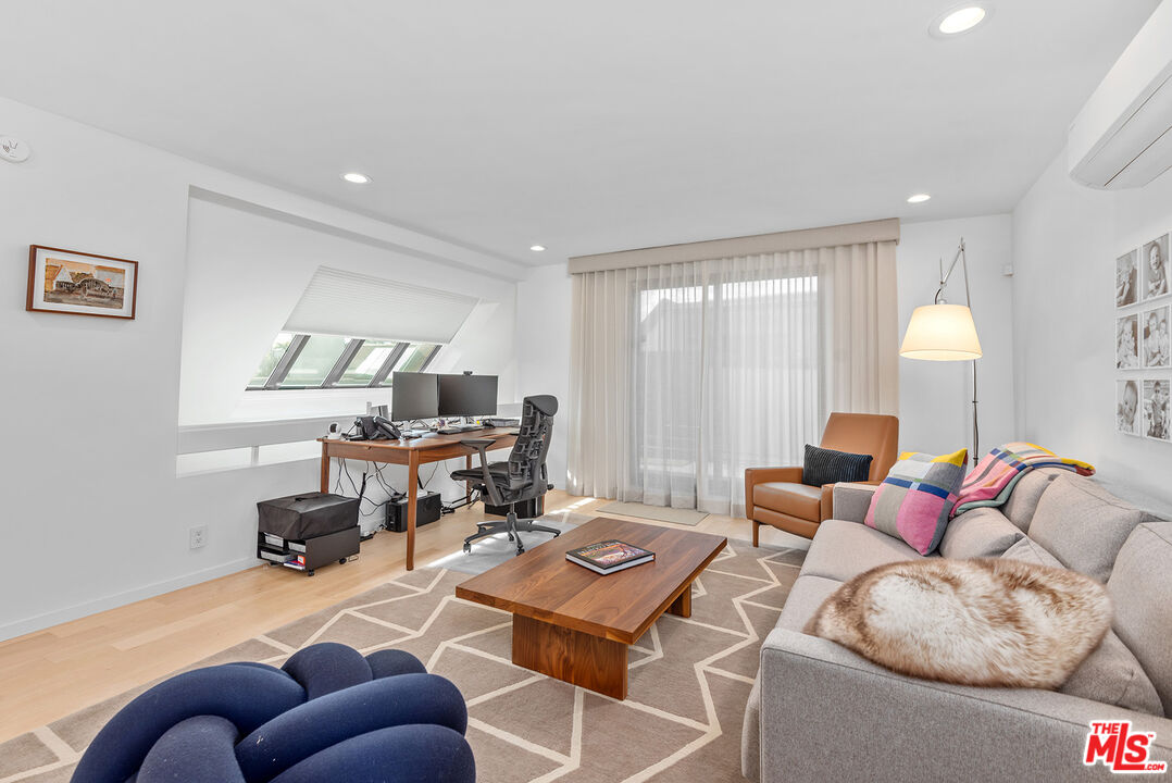 851 N Kings Rd Unit: 306