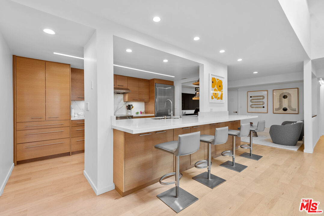 851 N Kings Rd Unit: 306