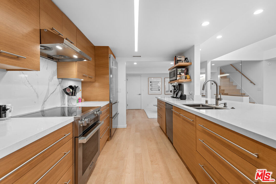 851 N Kings Rd Unit: 306