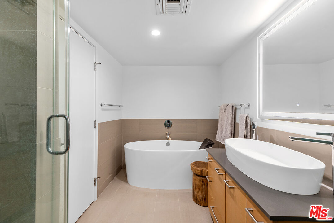 851 N Kings Rd Unit: 306