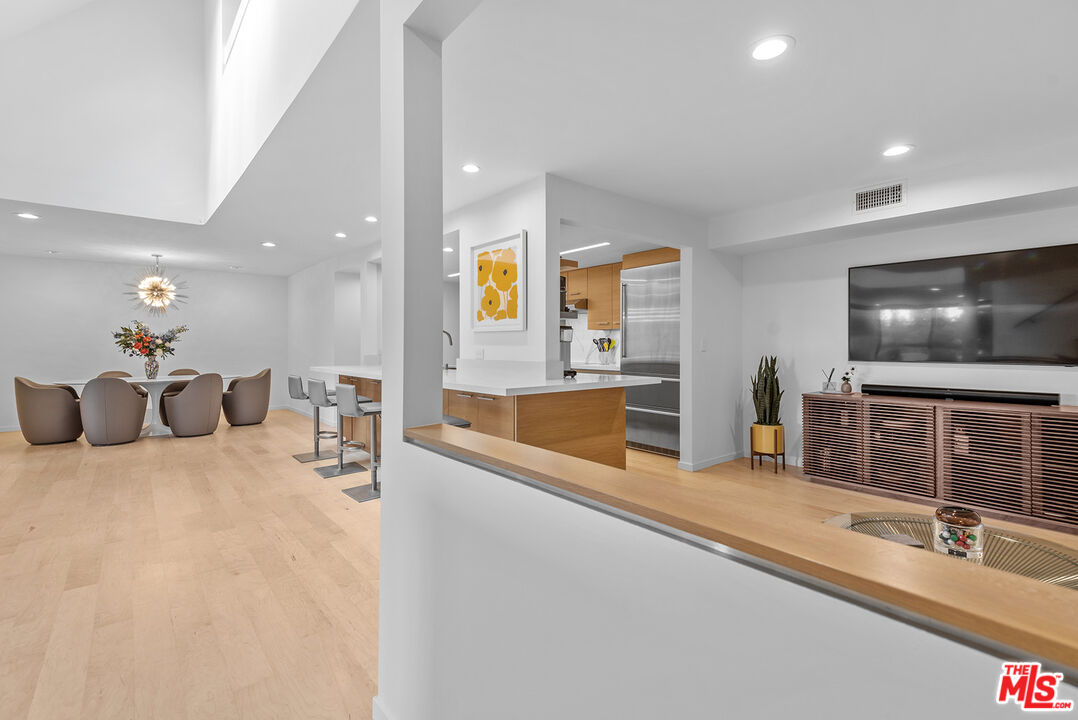 851 N Kings Rd Unit: 306