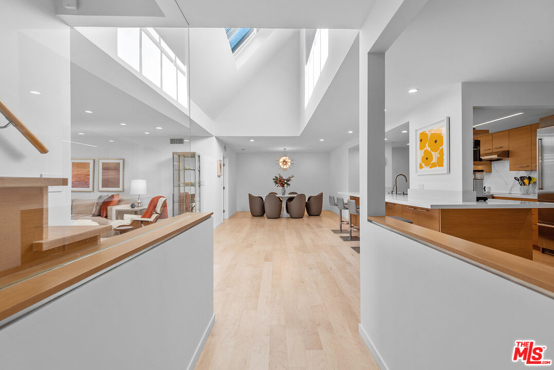 851 N Kings Rd Unit: 306