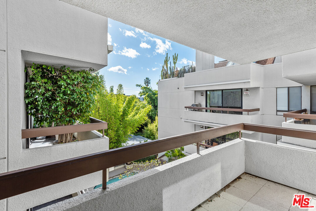 851 N Kings Rd Unit: 306