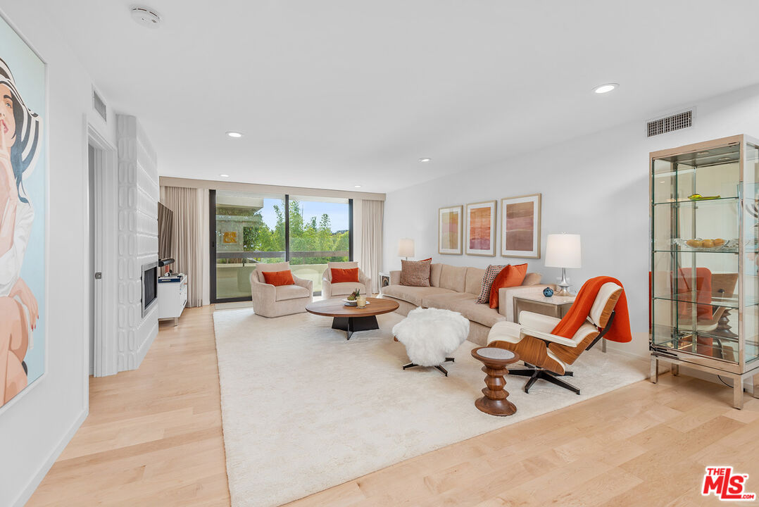 851 N Kings Rd Unit: 306