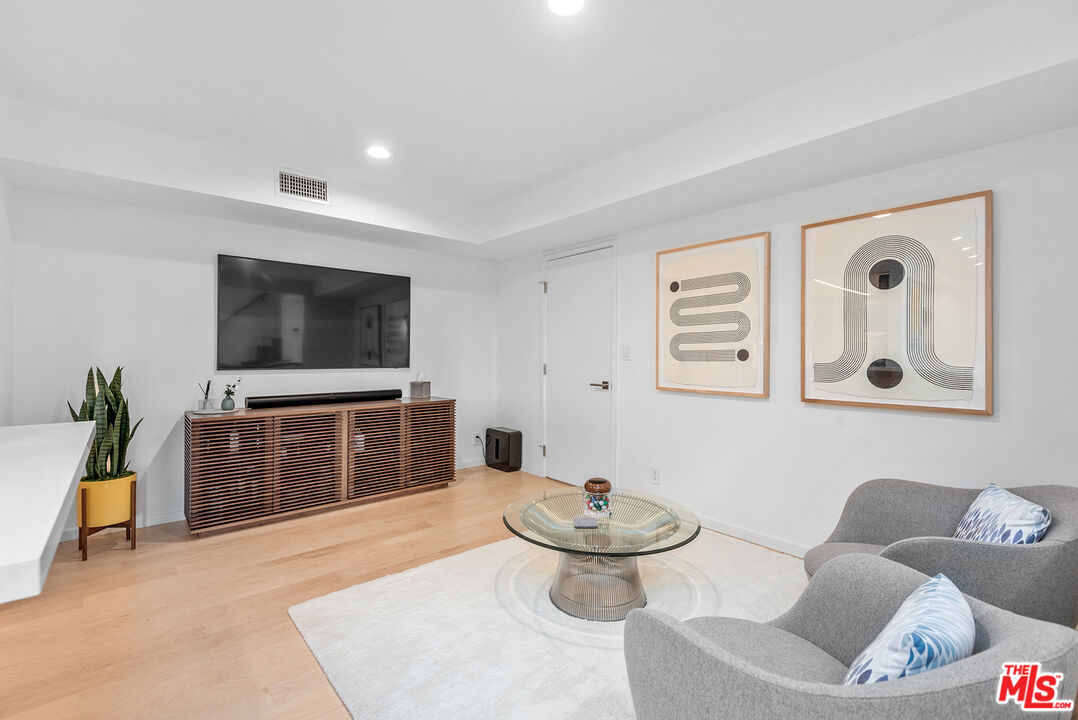 851 N Kings Rd Unit: 306