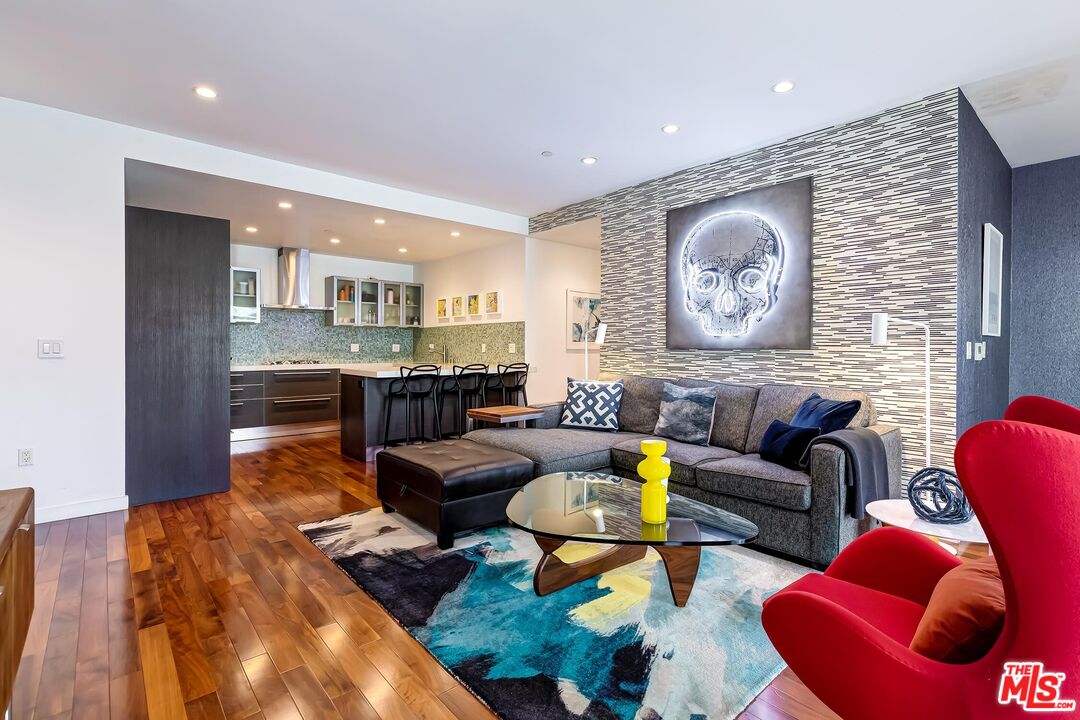 928 N Croft Ave Unit: 203