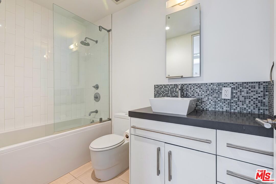 928 N Croft Ave Unit: 203