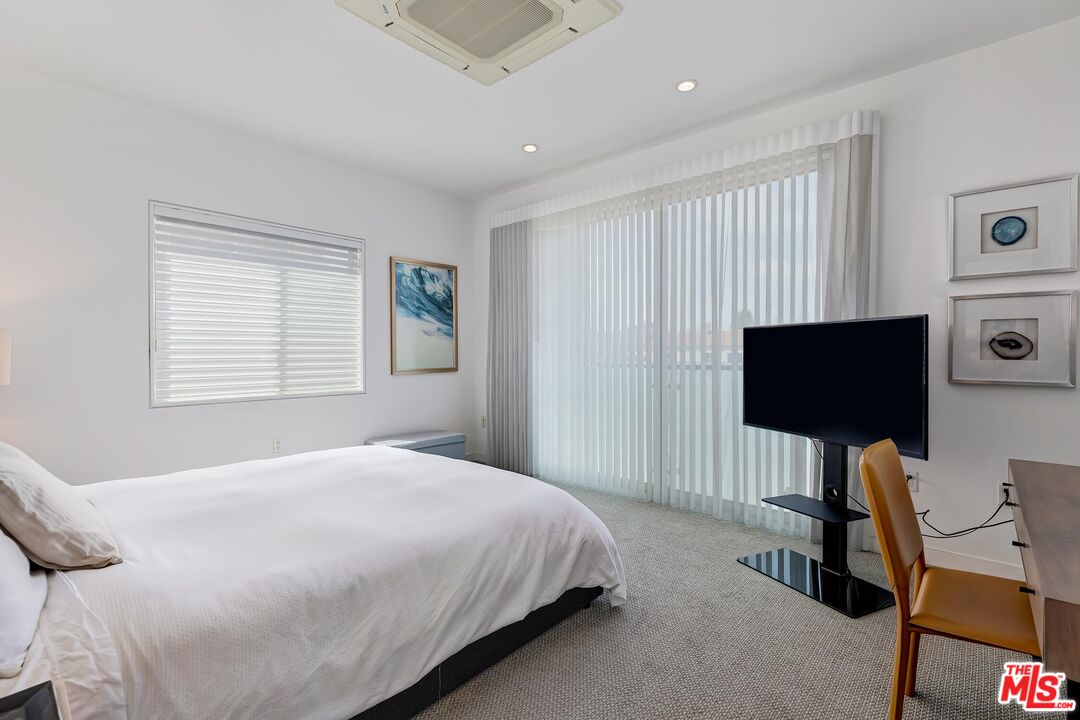 928 N Croft Ave Unit: 203