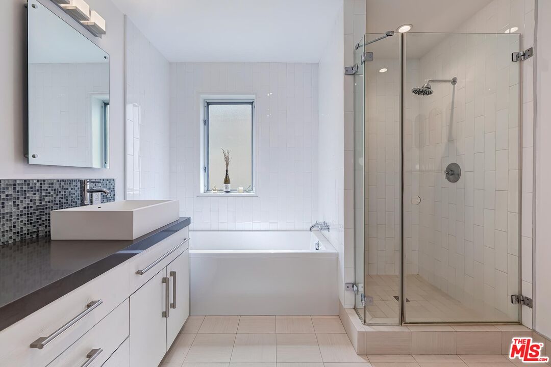 928 N Croft Ave Unit: 203