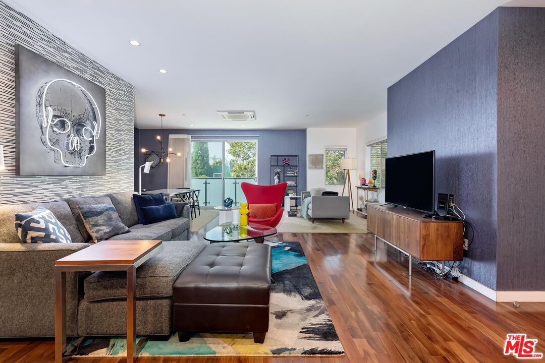 928 N Croft Ave Unit: 203