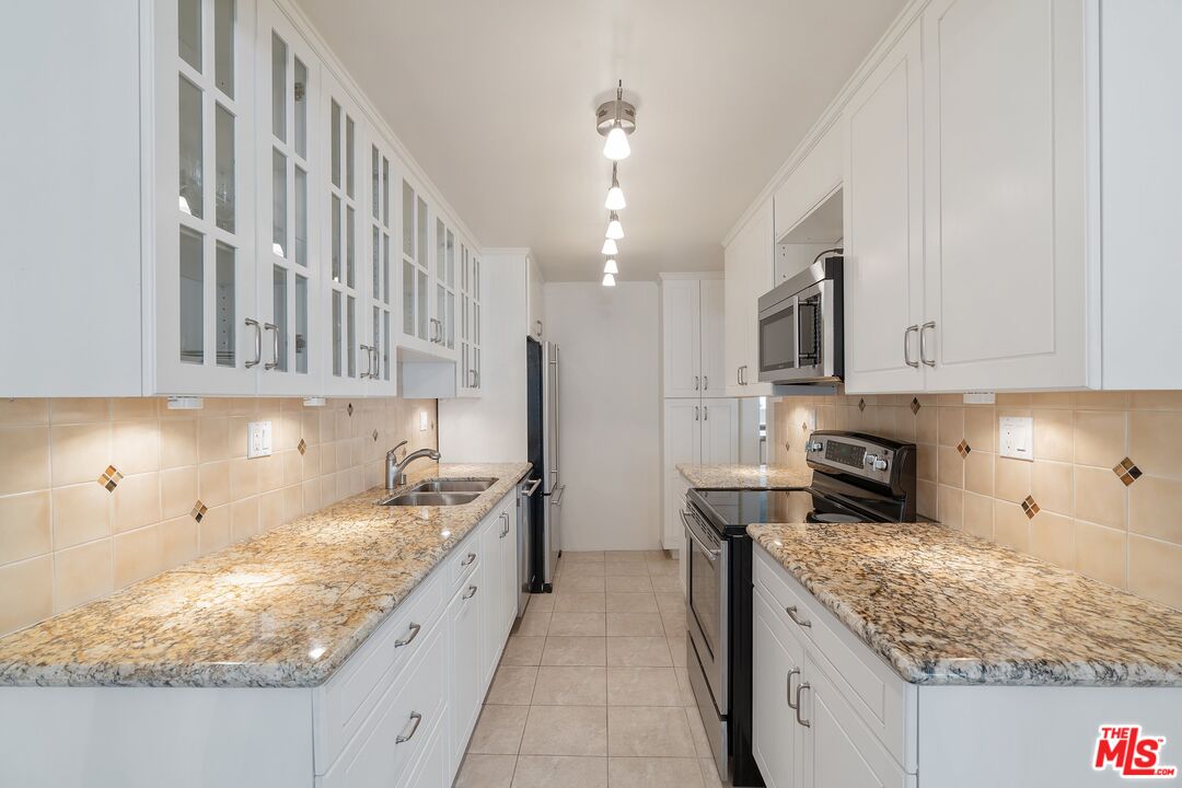 848 N Kings Rd Unit: 107