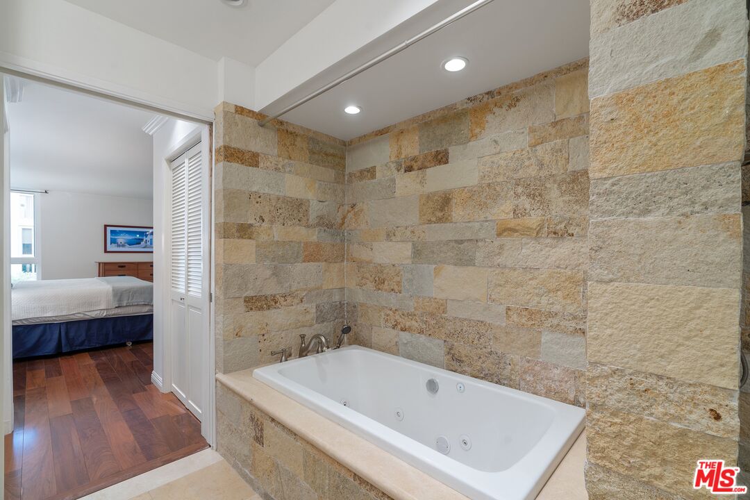 848 N Kings Rd Unit: 107