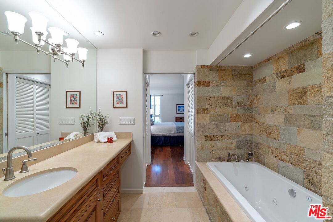 848 N Kings Rd Unit: 107