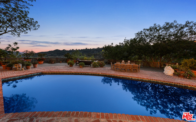 2781 Benedict Canyon Dr